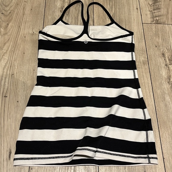 Lululemon top 6 - Picture 2 of 2